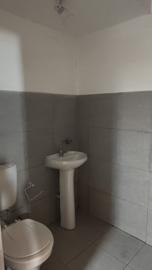 HABITACION AMOBLADA. PILETA. ZONA AV. LAVALLE Y AV. CABRED