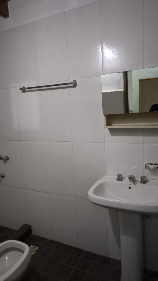 HABITACION AMOBLADA. PILETA. ZONA AV. LAVALLE Y AV. CABRED