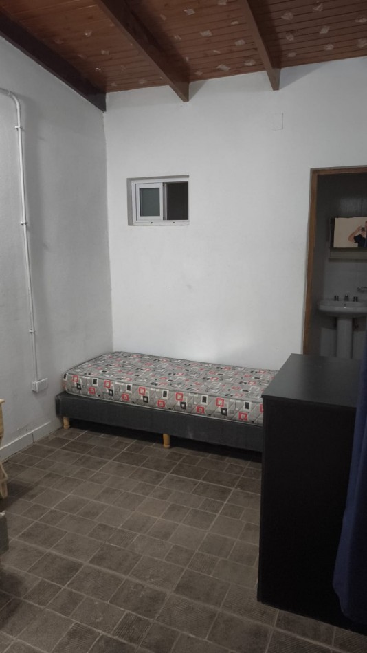 HABITACION AMOBLADA. PILETA. ZONA AV. LAVALLE Y AV. CABRED